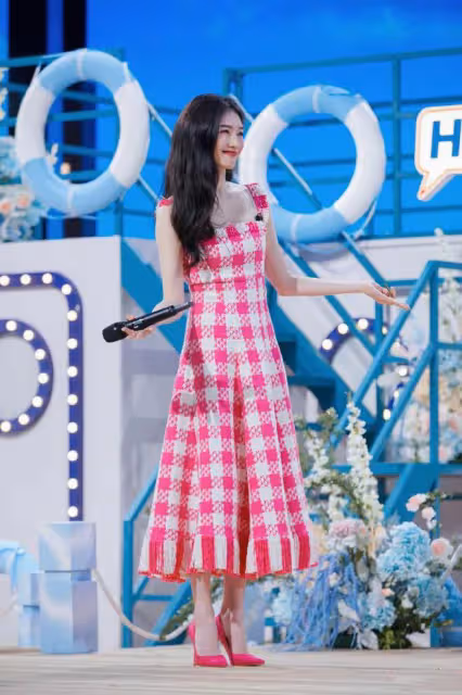 娜扎和江疏影比美！相差6歲的姐妹花，她贏在時尚又減齡的穿搭上