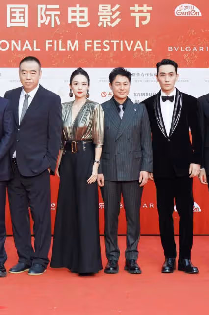 章子怡的氣場穿搭,如何成為時尚潮流引領者?