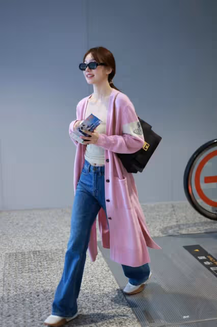 徐夢潔真是甜美穿搭女王,粉色長衫穿出滿滿元氣感,時尚感爆表!