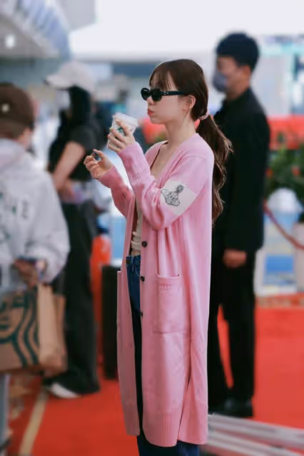 徐夢潔真是甜美穿搭女王,粉色長衫穿出滿滿元氣感,時尚感爆表!