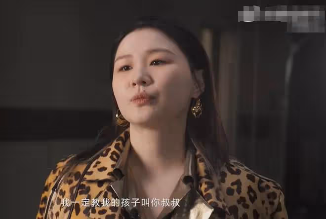 金靖懷孕後獨自亮相機場,素顏打扮顯孕相,大搖大擺絲毫不矯情
