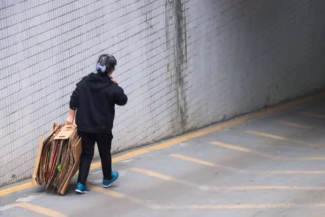 我發現:撐起一個人晚年的底氣,不是存款和房子,而是擁有這四樣
