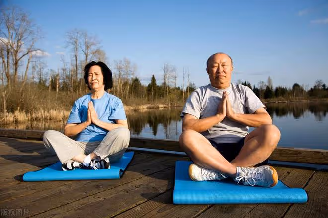 我發現:撐起一個人晚年的底氣,不是存款和房子,而是擁有這四樣