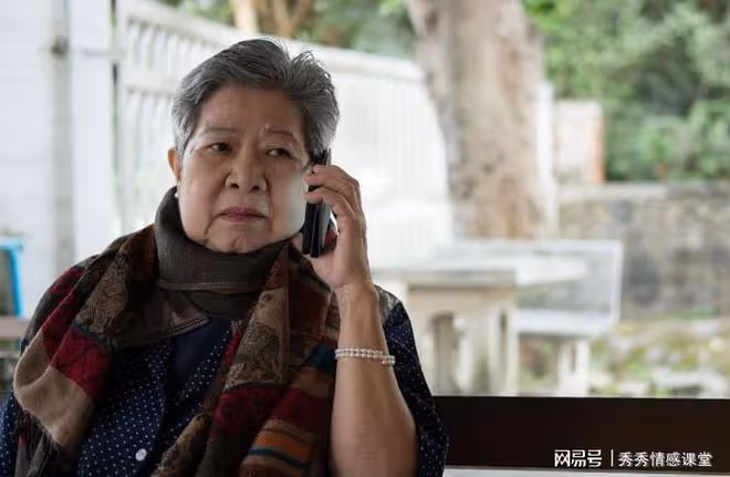 退休阿姨為躲兒媳遠嫁,3天接45個電話,兒媳:媽,你離婚吧