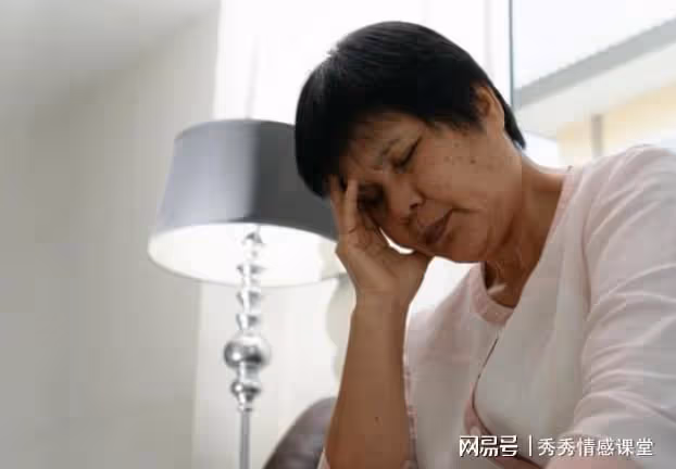 退休阿姨為躲兒媳遠嫁,3天接45個電話,兒媳:媽,你離婚吧