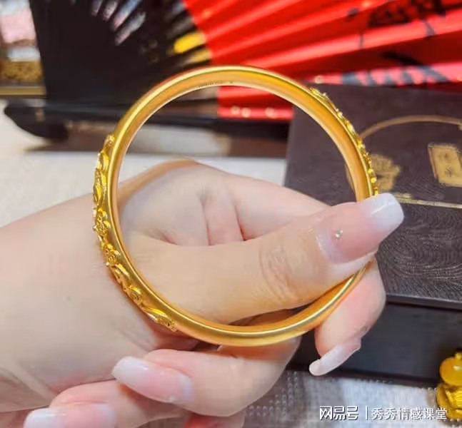 我花2萬給我媽買金手鐲,轉頭她就送給嫂子,說出口的話太氣人