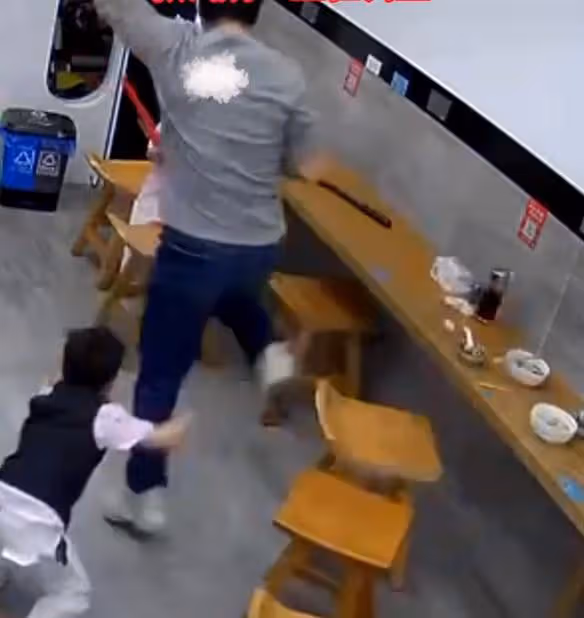 男子毆打男童後續:警方通報,賠償一萬三和解,餐館被迫暫停營業