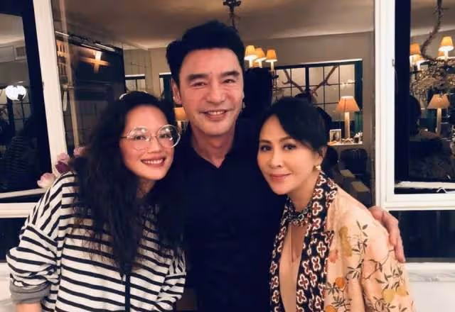 舒淇到劉嘉玲家中打牌,期間尿急上了下廁所,被劉嘉玲知道後,就叫人把衛生間砸了