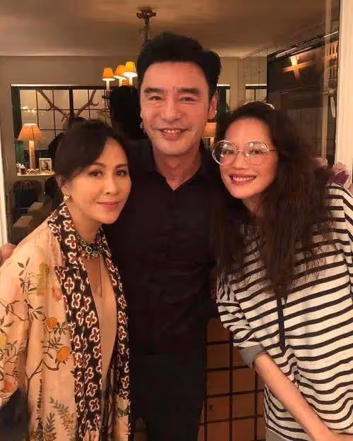 舒淇到劉嘉玲家中打牌,期間尿急上了下廁所,被劉嘉玲知道後,就叫人把衛生間砸了