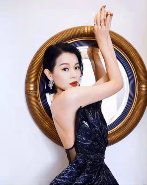 TVB前當家視後44歲走向人生巔峰,曾被稱為「醜小鴨」,如今逆襲又美又颯