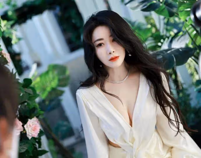 49歲性感尤物陳紫函衝上熱搜！膚白貌美魔鬼身材太火辣
