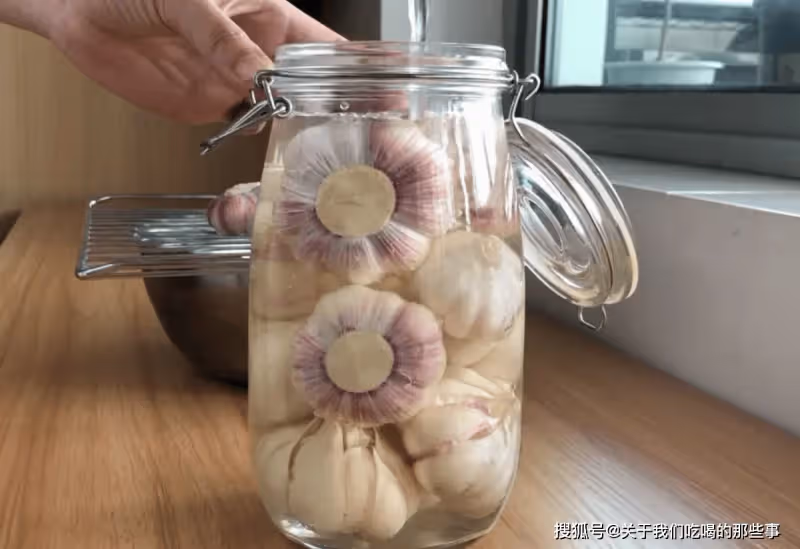 腌糖蒜只放糖和醋,難怪不好吃!只需多加2味,酸爽脆口,放得久
