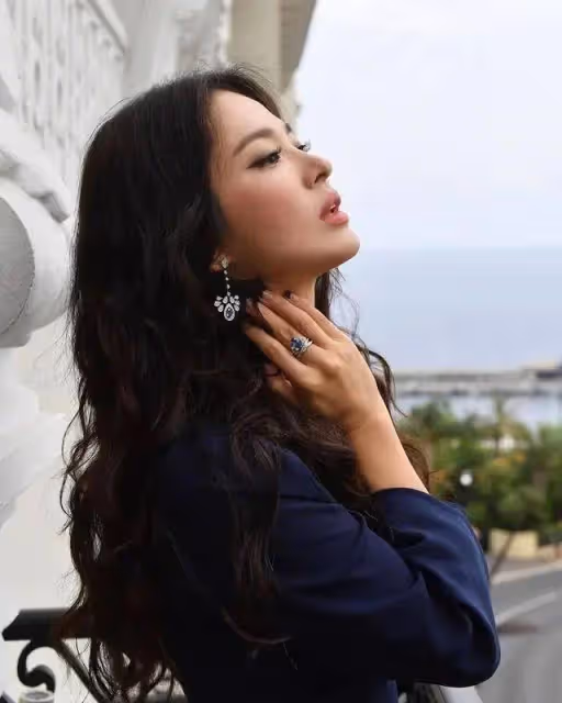 宋慧喬離婚後燙了羊毛卷,穿深V領連衣裙亮相,42歲美出新高度