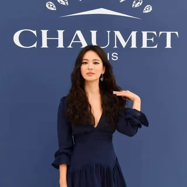 宋慧喬離婚後燙了羊毛卷,穿深V領連衣裙亮相,42歲美出新高度