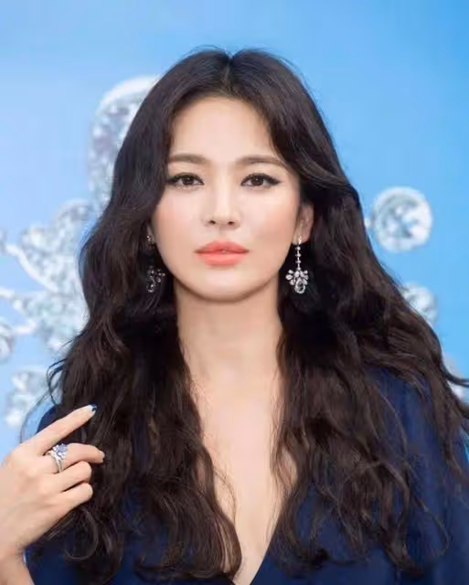 宋慧喬離婚後燙了羊毛卷,穿深V領連衣裙亮相,42歲美出新高度