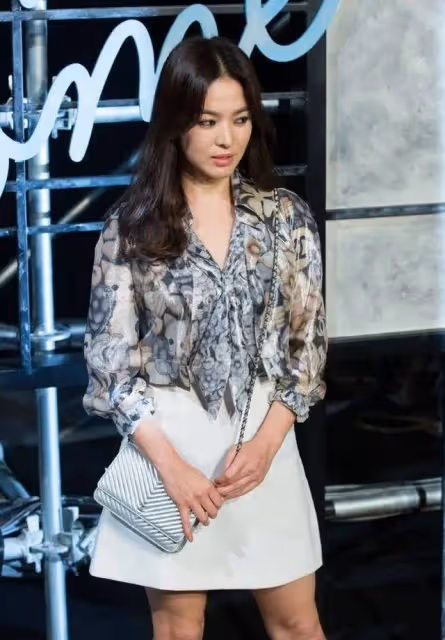 宋慧喬離婚後燙了羊毛卷,穿深V領連衣裙亮相,42歲美出新高度