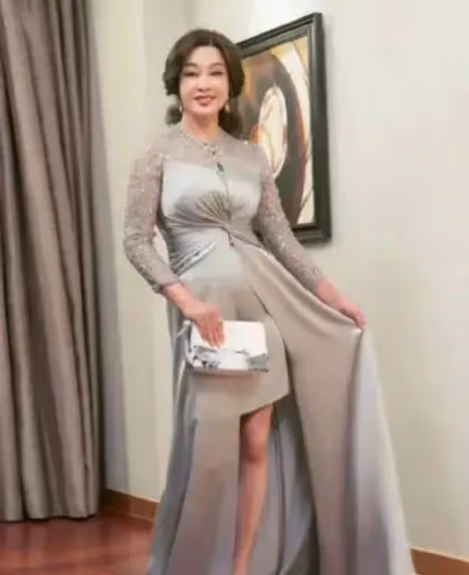 70歲劉曉慶穿裹胸裝露美腿,真佩服她的膽量