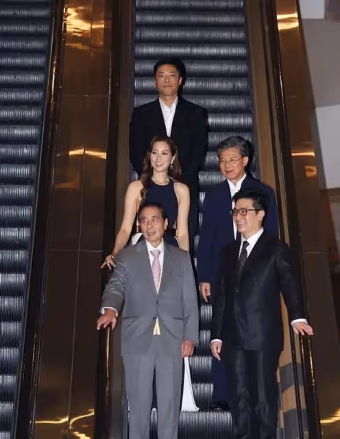 徐子淇郭晶晶同陪公公出席活動!一個站C位似主母,一個站邊緣像保姆