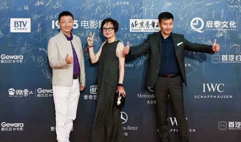 江珊二婚老公原來是熟悉的他!穿西裝比靳東還帥,難怪不願意公開