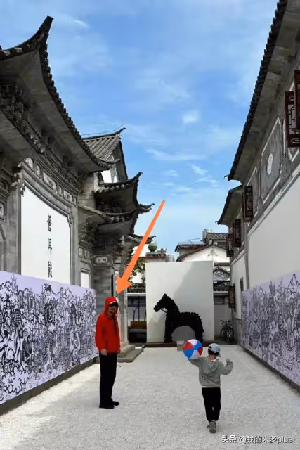 陳建斌一家親子游，48歲蔣勤勤素顏陪孩子吹蒲公英，大兒子瘦了
