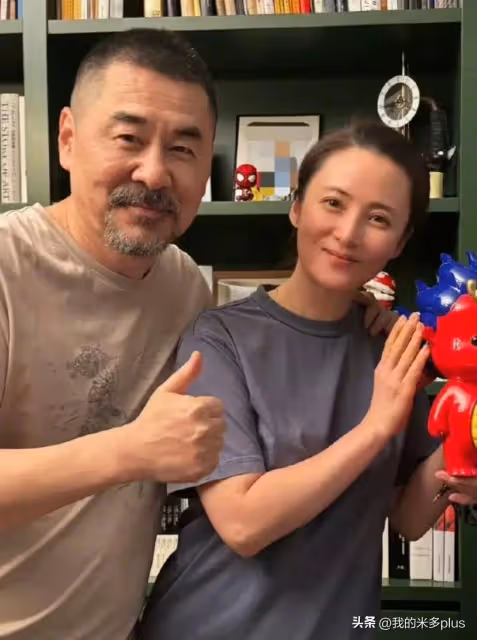 陳建斌一家親子游，48歲蔣勤勤素顏陪孩子吹蒲公英，大兒子瘦了