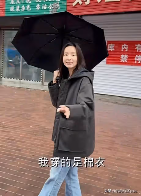 董潔到哈爾濱居民區吃冷麵,不嫌棄塑料袋子套碗,大口喝湯接地氣