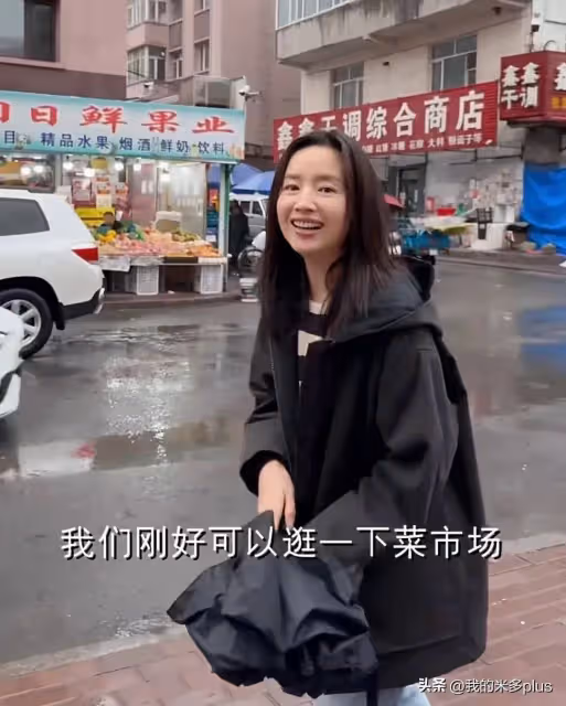 董潔到哈爾濱居民區吃冷麵,不嫌棄塑料袋子套碗,大口喝湯接地氣