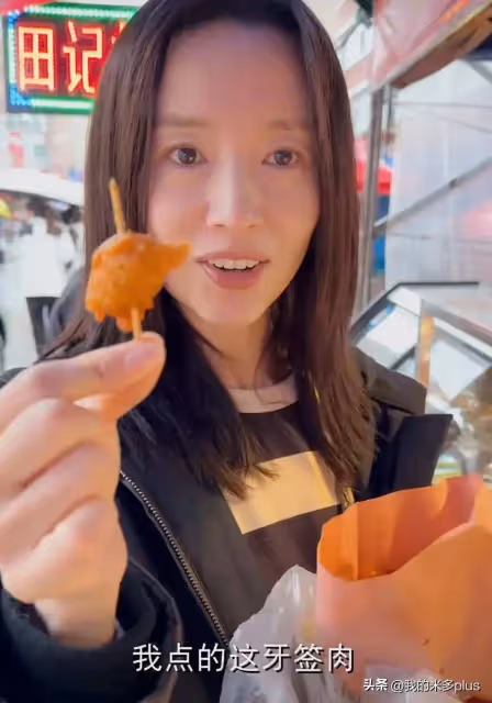 董潔到哈爾濱居民區吃冷麵,不嫌棄塑料袋子套碗,大口喝湯接地氣
