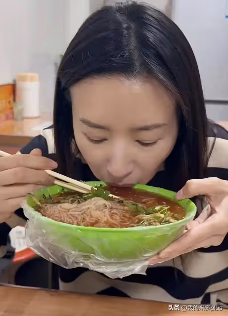 董潔到哈爾濱居民區吃冷麵,不嫌棄塑料袋子套碗,大口喝湯接地氣
