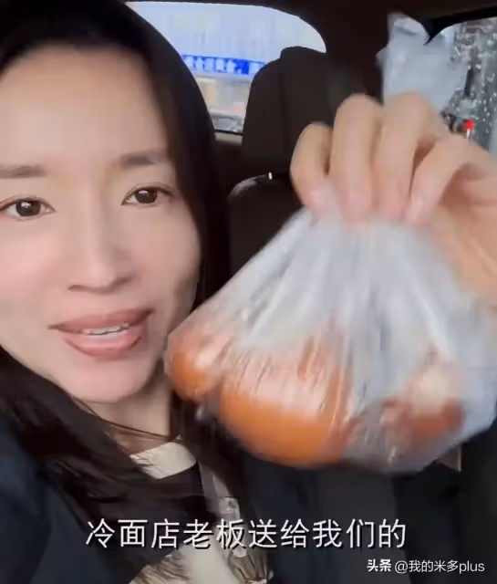 董潔到哈爾濱居民區吃冷麵,不嫌棄塑料袋子套碗,大口喝湯接地氣