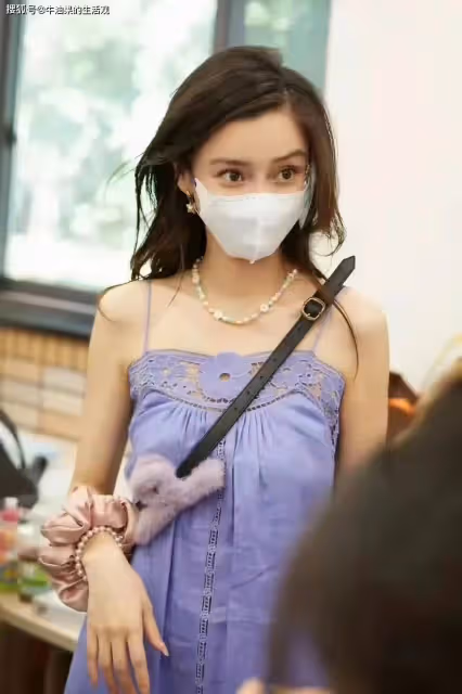 楊穎參加小海綿學校活動,生圖意外曝光真實顏值,黃曉明未出現