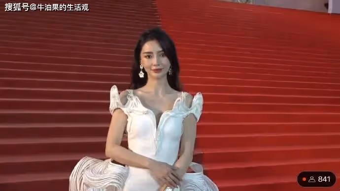 楊穎參加小海綿學校活動,生圖意外曝光真實顏值,黃曉明未出現