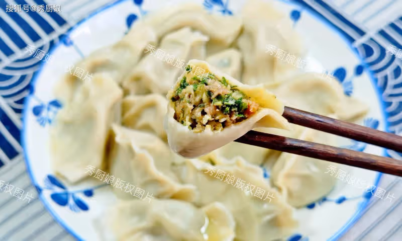 夏天,這菜全身是寶,很多人只吃莖,卻把葉子丟掉了,包餃子真香