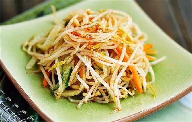 大廚教你涼拌綠豆芽的家常做法,步驟詳細,爽脆開胃,好吃又下飯