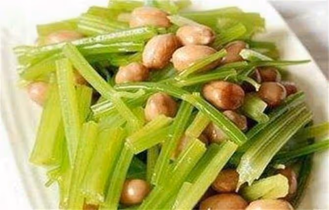 涼拌芹菜要不要焯水,大廚教你詳細教程,清脆爽口原來有訣竅