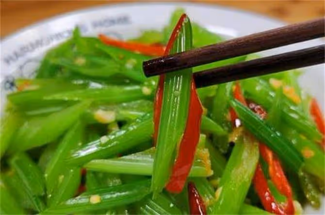涼拌芹菜要不要焯水,大廚教你詳細教程,清脆爽口原來有訣竅