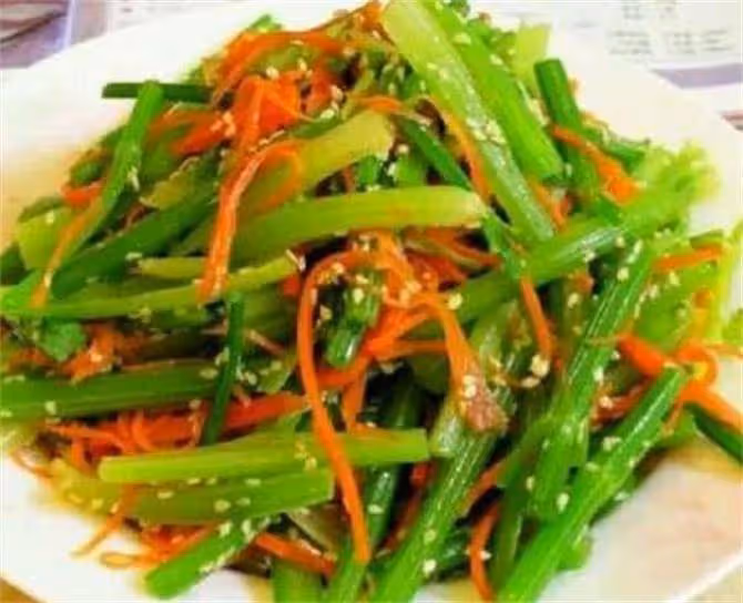 涼拌芹菜要不要焯水,大廚教你詳細教程,清脆爽口原來有訣竅