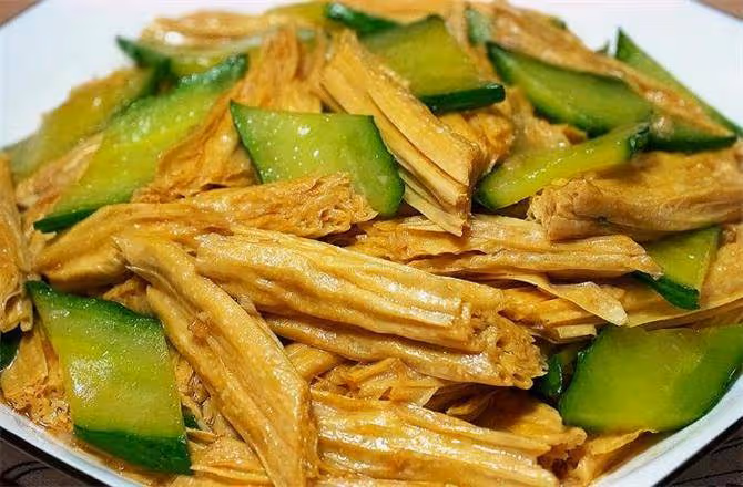 涼拌腐竹黃瓜這樣做才夠味,大廚教你一招,爽口開胃,筋道入味