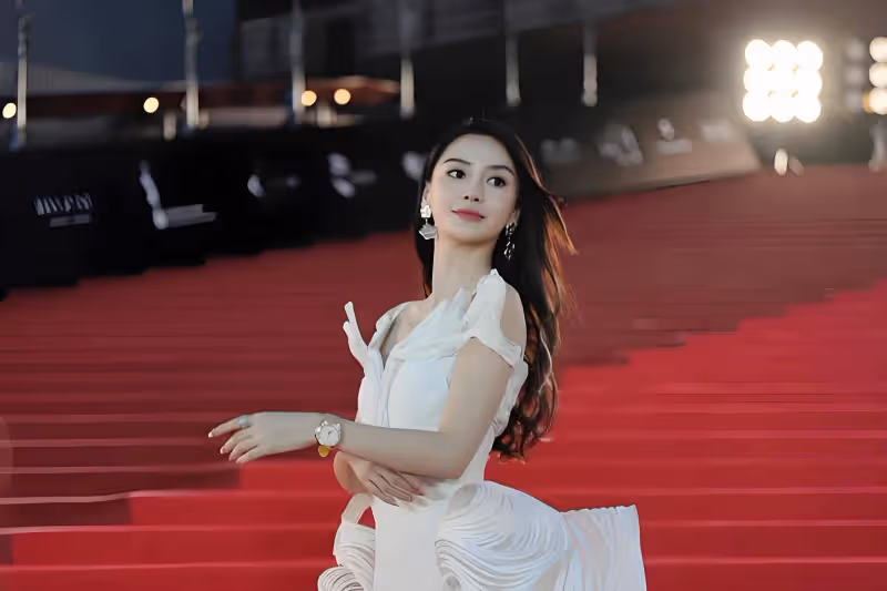 楊穎攜小海綿現身校園義賣，穿弔帶裙戴珍珠手套被吐槽太高調！
