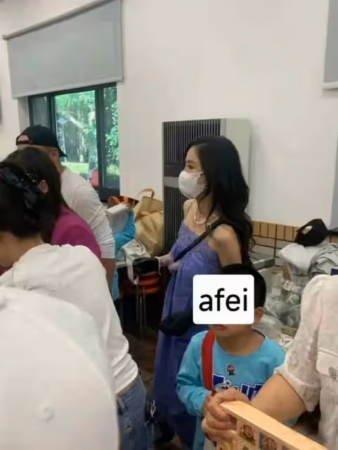楊穎攜小海綿現身校園義賣，穿弔帶裙戴珍珠手套被吐槽太高調！