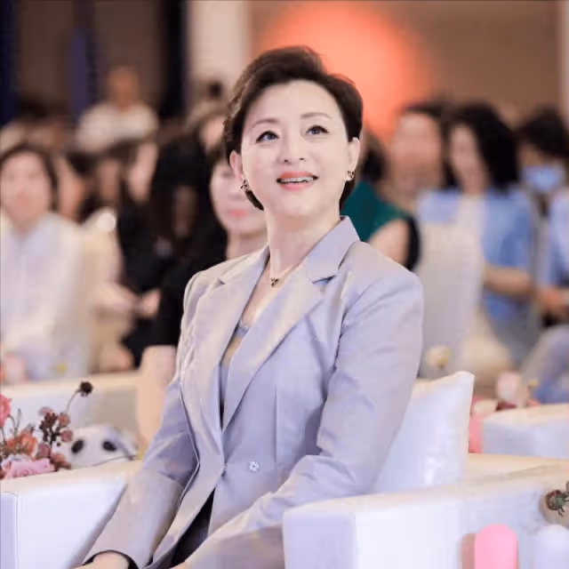 他是楊瀾的兒子,長相像「複製粘貼」楊瀾,身高1米85高大帥氣
