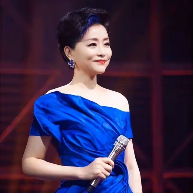 他是楊瀾的兒子,長相像「複製粘貼」楊瀾,身高1米85高大帥氣