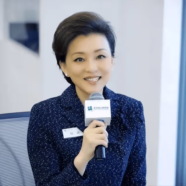 他是楊瀾的兒子,長相像「複製粘貼」楊瀾,身高1米85高大帥氣