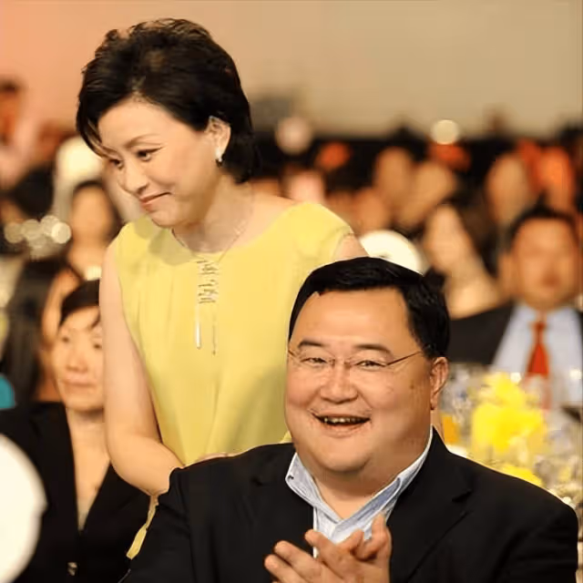 他是楊瀾的兒子,長相像「複製粘貼」楊瀾,身高1米85高大帥氣