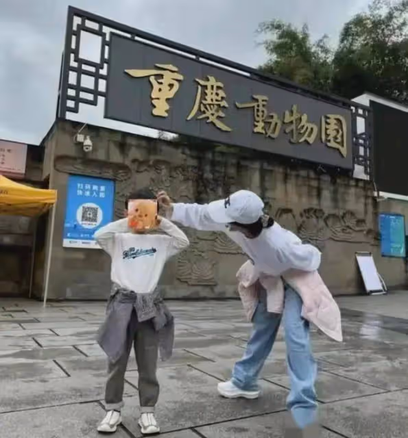 趙麗穎陪兒子看大熊貓,兩人動作也太可愛了吧?一身純白色私服穿搭,好青春!