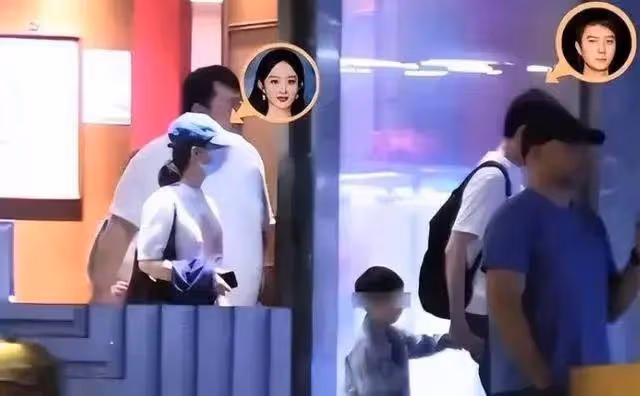 趙麗穎陪兒子看大熊貓,兩人動作也太可愛了吧?一身純白色私服穿搭,好青春!