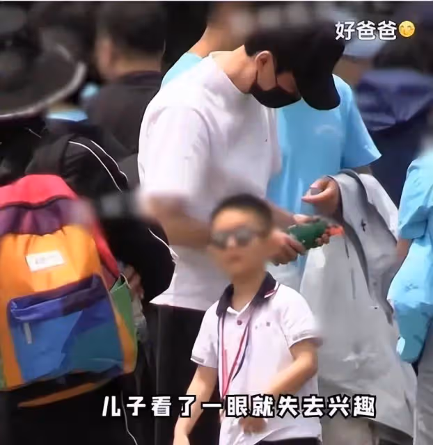趙麗穎陪兒子看大熊貓,兩人動作也太可愛了吧?一身純白色私服穿搭,好青春!