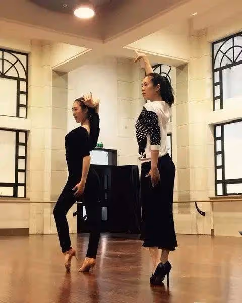 章子怡穿T恤走機場,瘦成麻杆腿又沒氣質,素顏甚至沒老百姓漂亮!