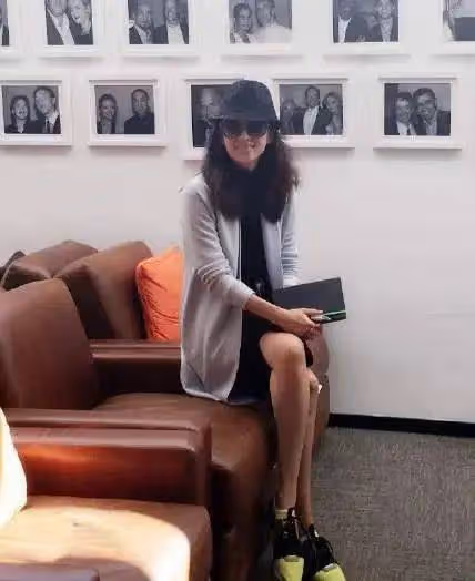 章子怡穿T恤走機場,瘦成麻杆腿又沒氣質,素顏甚至沒老百姓漂亮!