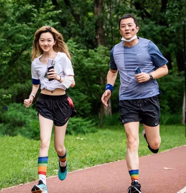 李嫣18歲成人禮,被媽媽王菲抱在懷中親吻,美得快要認不出來